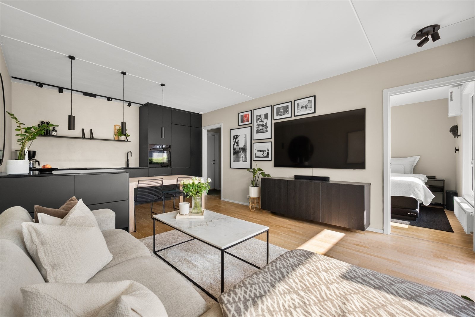 Leiligheten oppleves velholdt og gjennomført med pent gulv og moderne fargevalg. Galleribilde