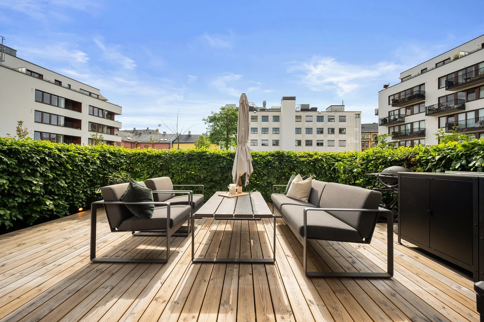 Terrassen er orientert mot vest, og har sol om sommeren mellom 12-21. Galleribilde