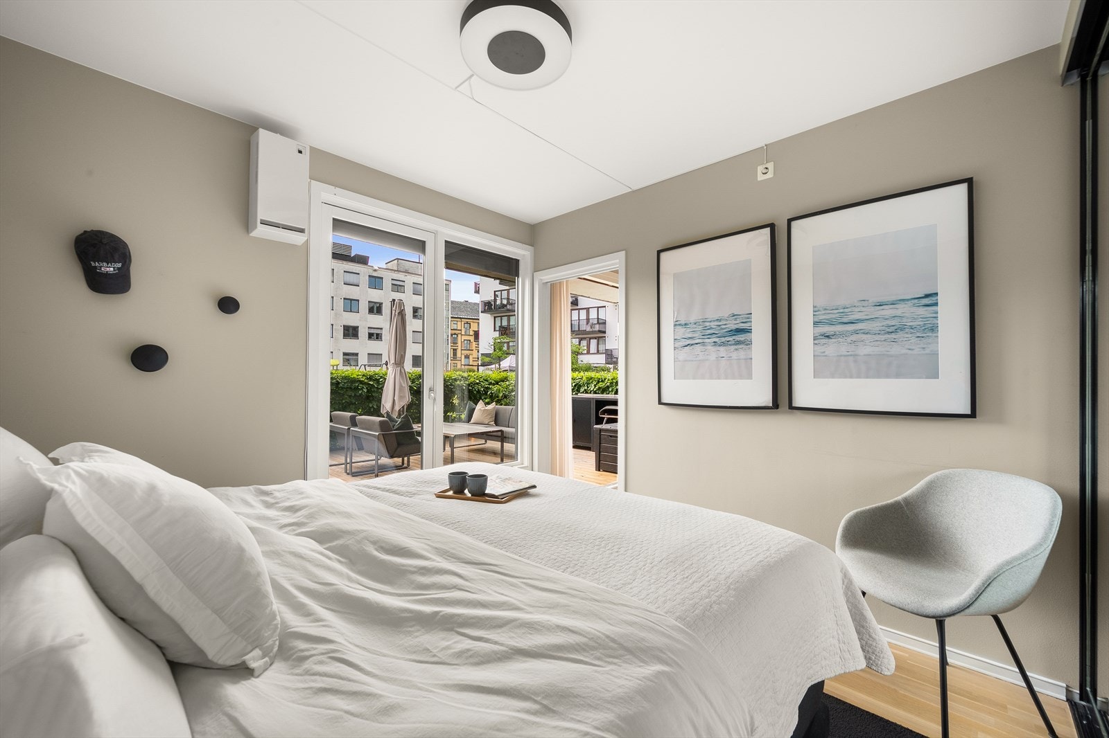 Leiligheten har et lunt og innbydende soverom av god størrelse. Galleribilde