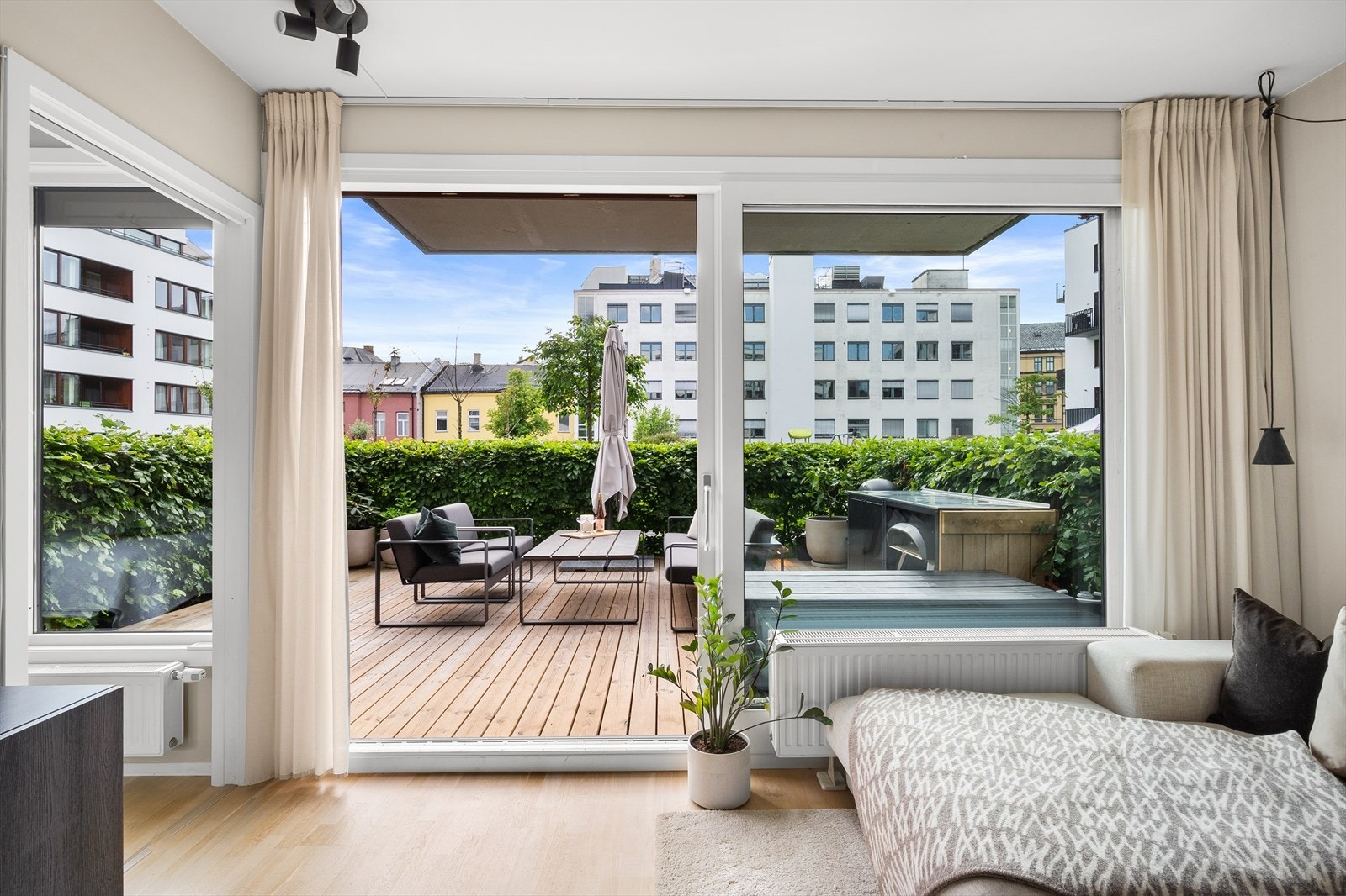 Bred skyvedør gjør at uteplassen føles som en forlengelse av stuen. Galleribilde