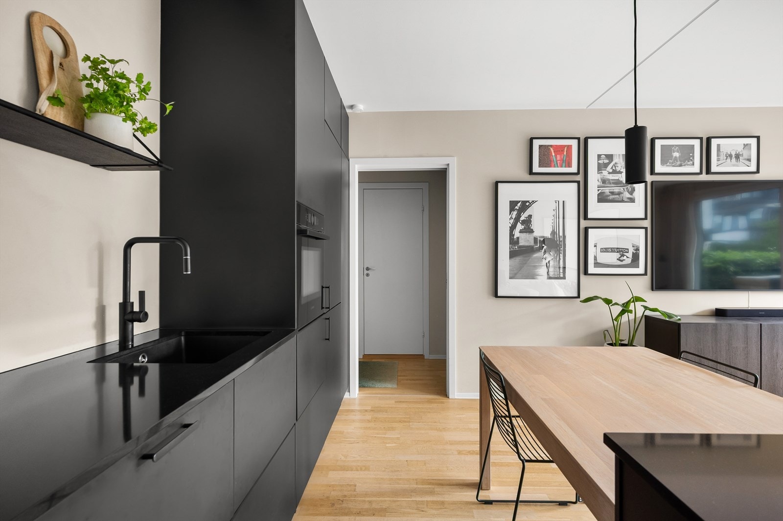 Leiligheten har en svært god planløsning med naturlig arealfordeling. Galleribilde