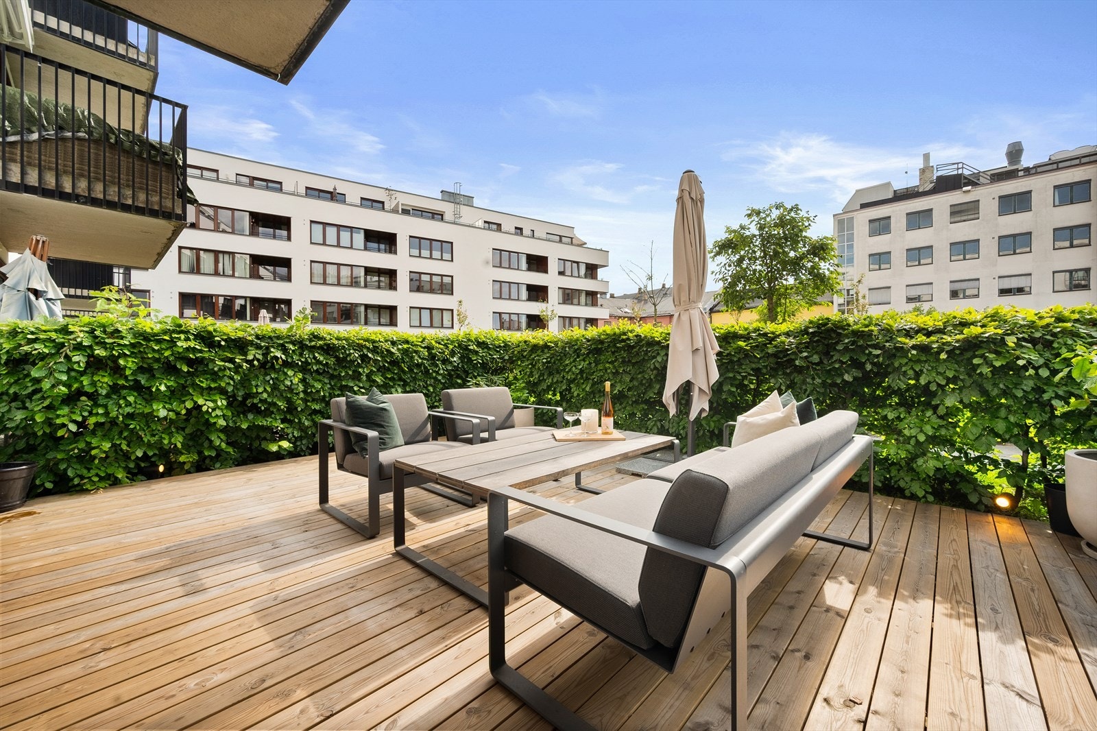 Fra stuen er det utgang til en fantastisk markterrasse på hele 30 kvm. Galleribilde