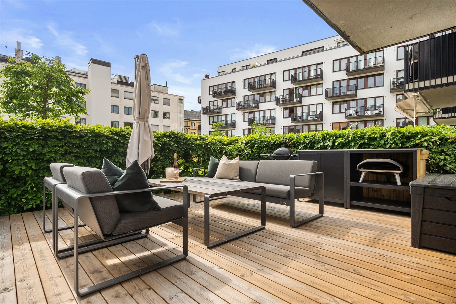 På terrassen er det god plass til flere sittegrupper, grill og beplantning. Galleribilde