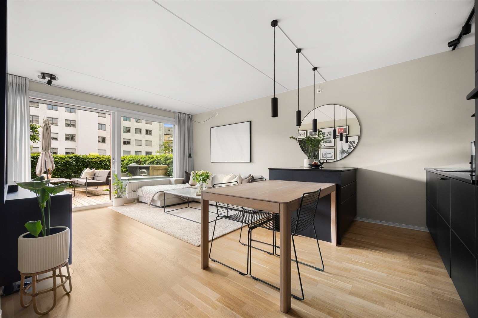 I stuen er det god plass til sofagruppe med tilhørende møblement og spisebord ved kjøkkenet. Galleribilde