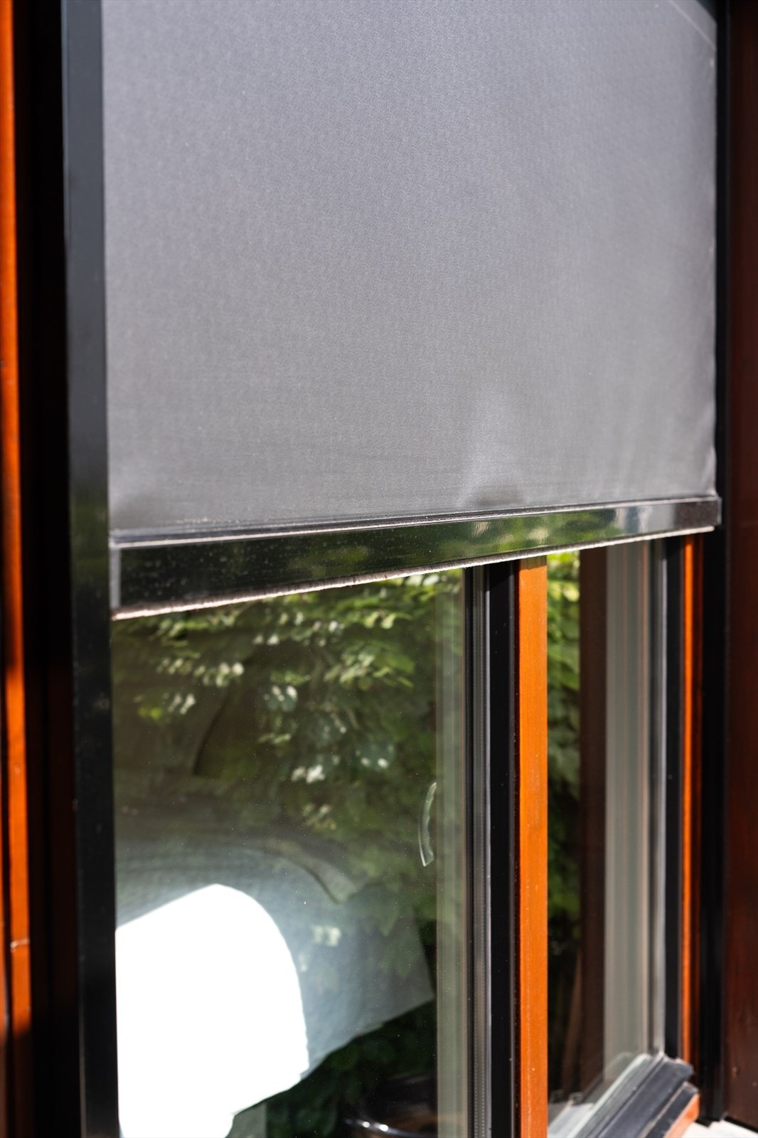 Det er montert elektriske black-out screens på soveromsvindu og Mitsubishi miniventilasjon som gir et behagelig inneklima. Galleribilde