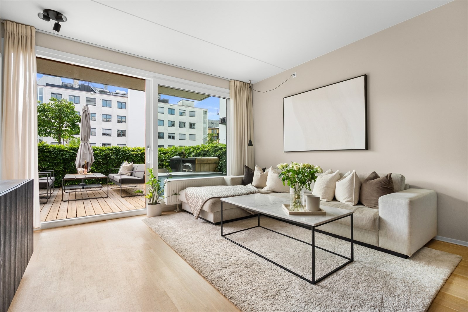 Leiligheten ligger i 2. etasje og inneholder entré, bad, soverom, kjøkken og stue. Galleribilde