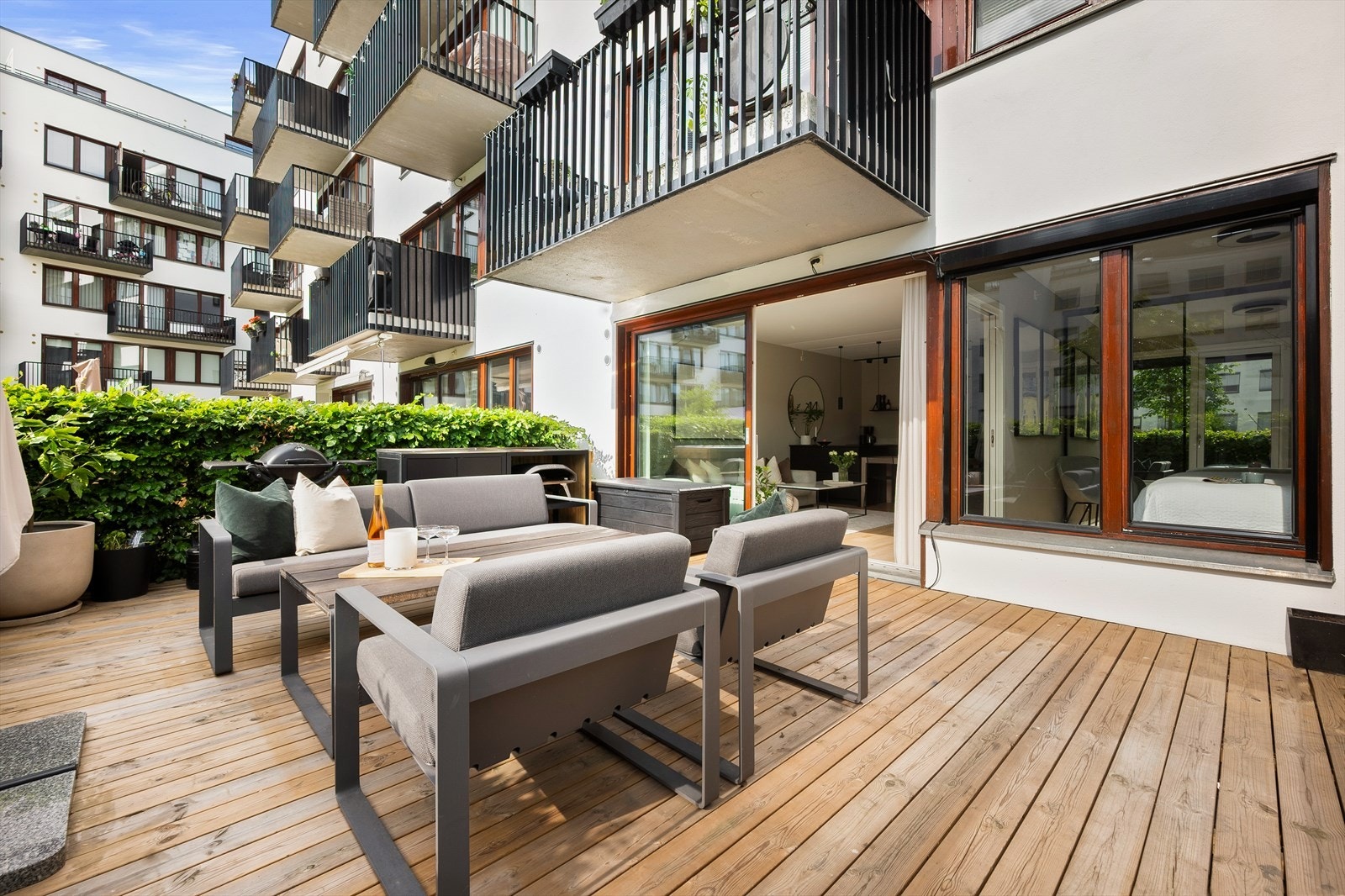 Terrassen er godt skjermet med hekk. Galleribilde