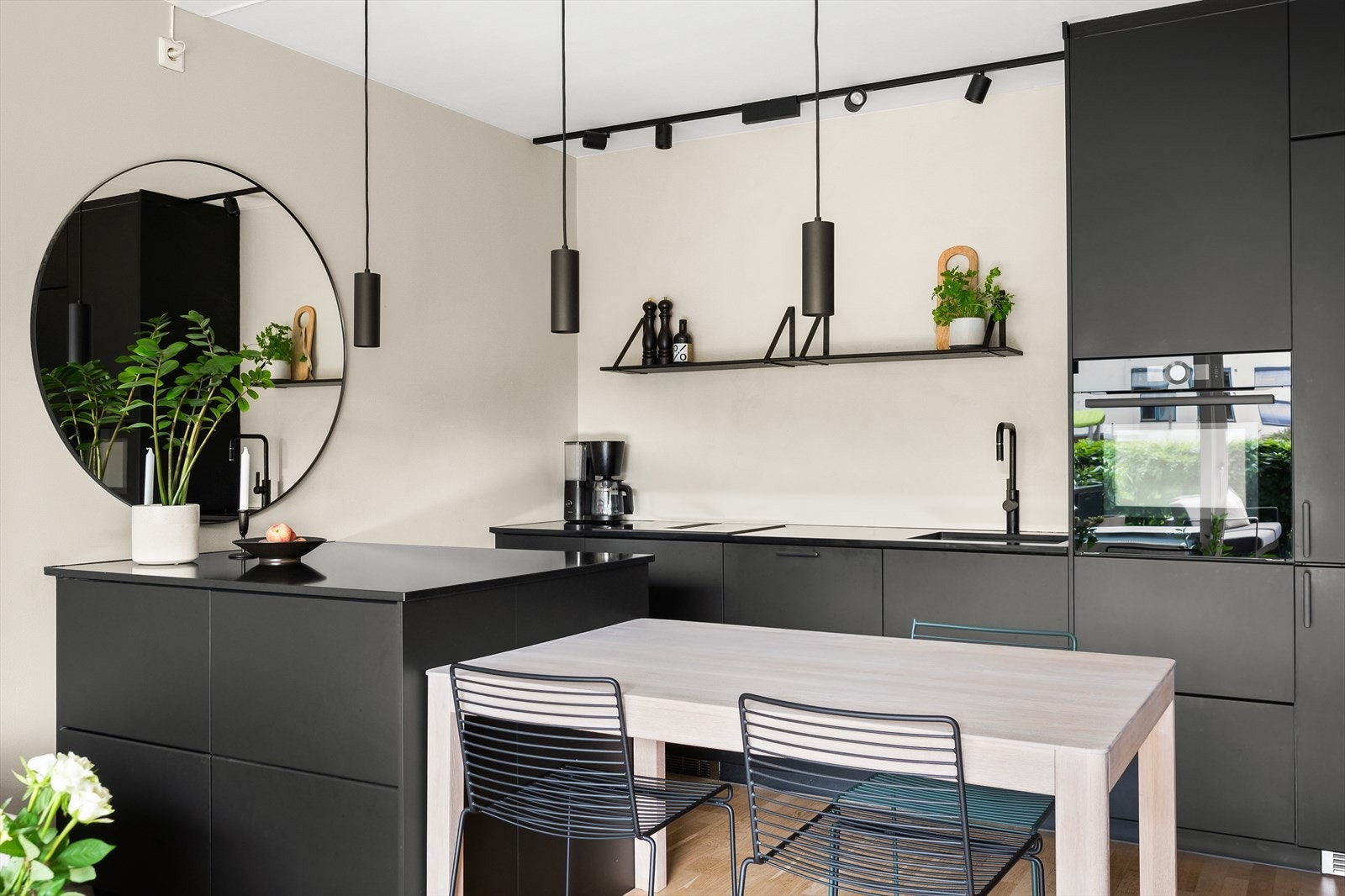 Kjøkkenet har en tidsriktig utforming med høyskap, benkeskap, øy og vegghengt hylle. Her er det godt med lagringsplass i både skap og skuffer, samt god plass til matlaging. Galleribilde