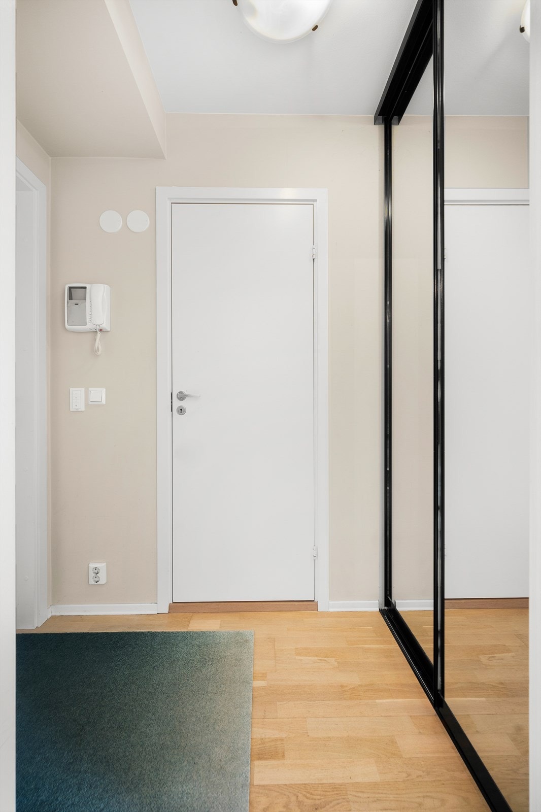 I gangen er det skyvedørsgarderobe for oppbevaring av yttertøy og sko. Galleribilde