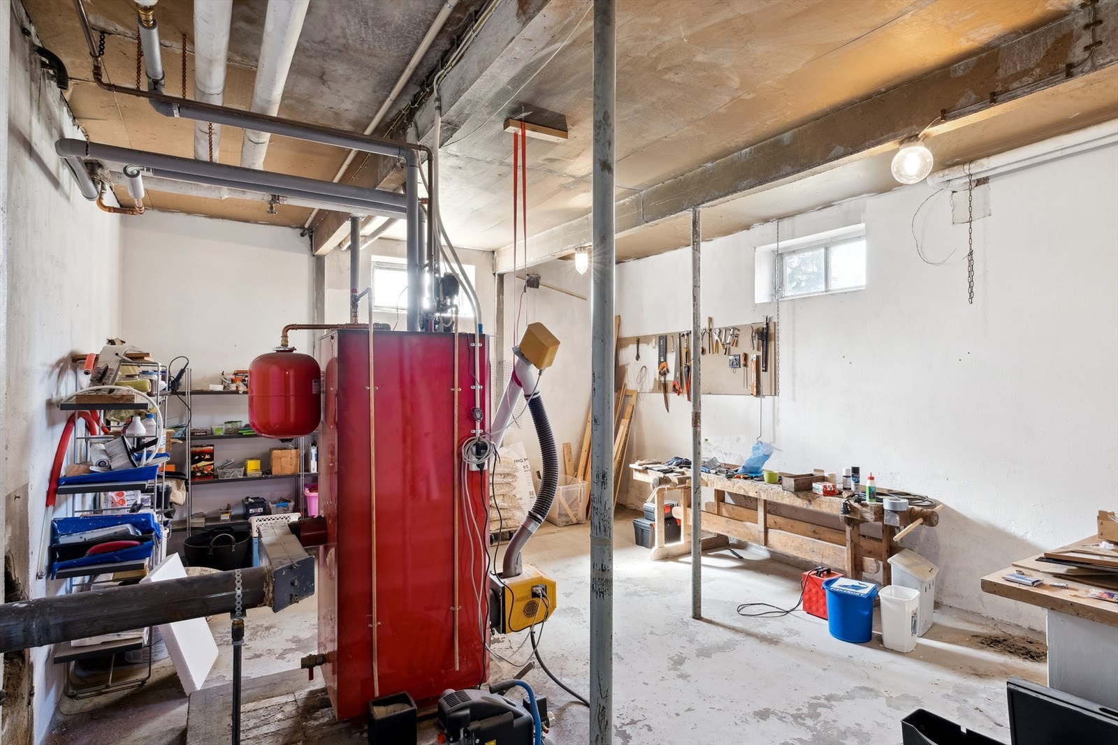 Fyrkjelen er ombygget til pellets. Radiatorer på vegg rundt om i huset. Galleribilde