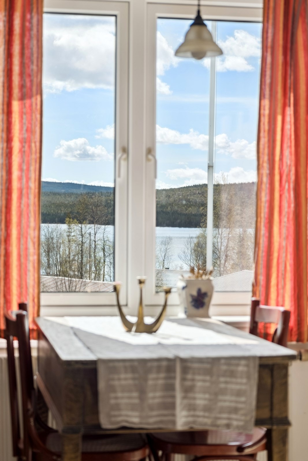 Nydelig utsikt utover vatnet fra kjøkkenvinduet. Galleribilde