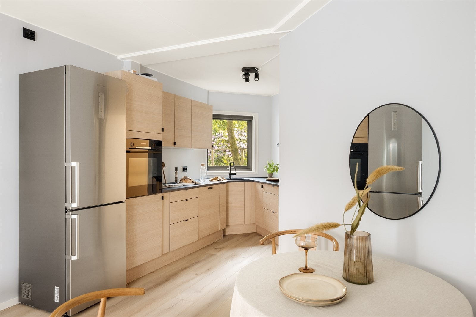 Kjøkkenet er pusset opp i 2023 og inneholder innredning med slette fronter og laminat benkeplate Galleribilde