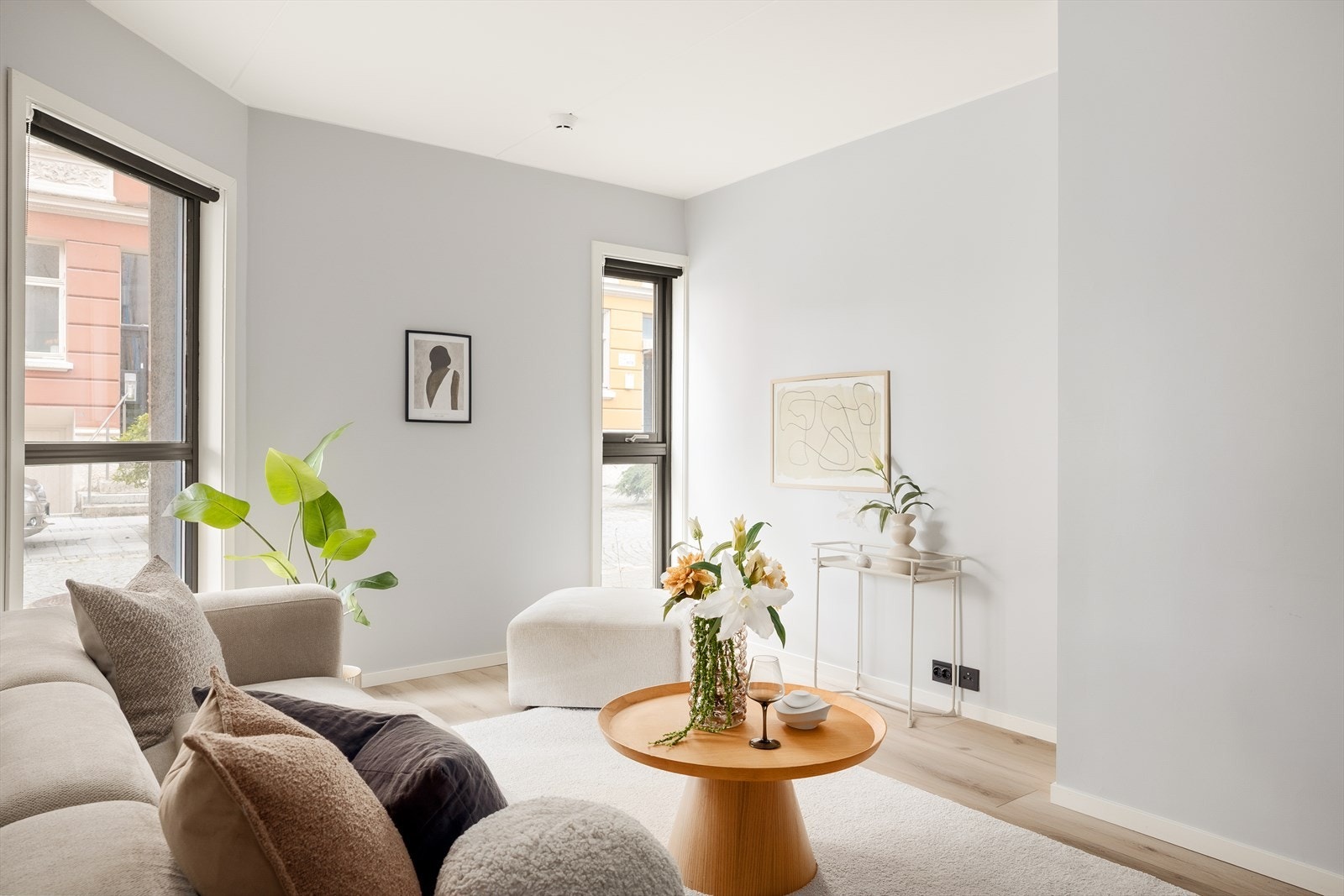 Leiligheten ligger i 1.etasje og inneholder gang(6,8m²), bad/vaskerom(3,1m²), soverom(11,8m²), bod(4,4m²), stue og kjøkken(26m²) Galleribilde