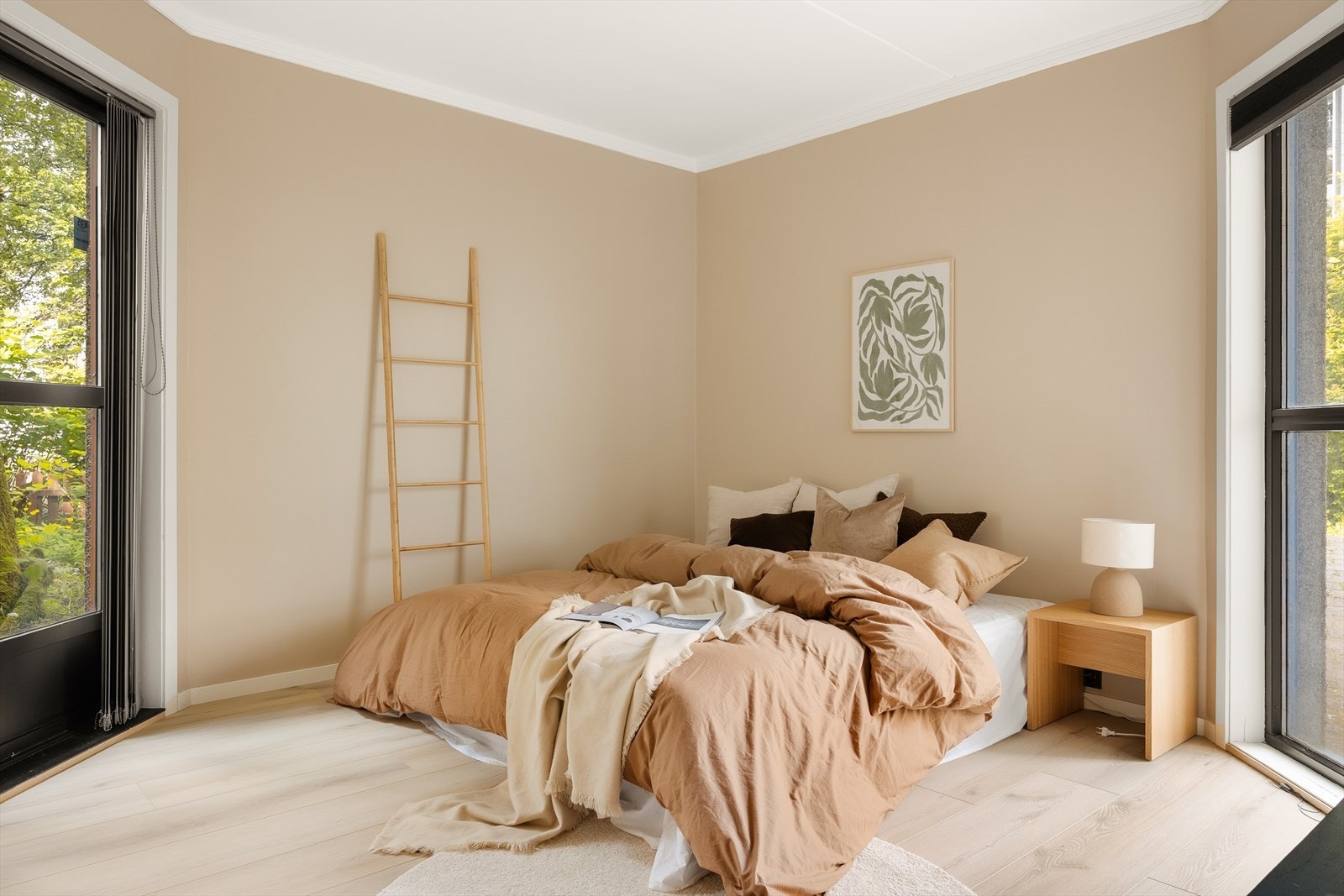 Leilighetens soverom er av god størrelse og gir god plass til dobbeltseng og tilhørende møblement Galleribilde