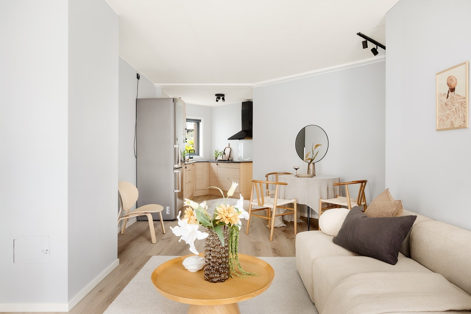 Leiligheten har en åpen stue- og kjøkkenløsning som gir maksimal utnyttelse av arealet Galleribilde