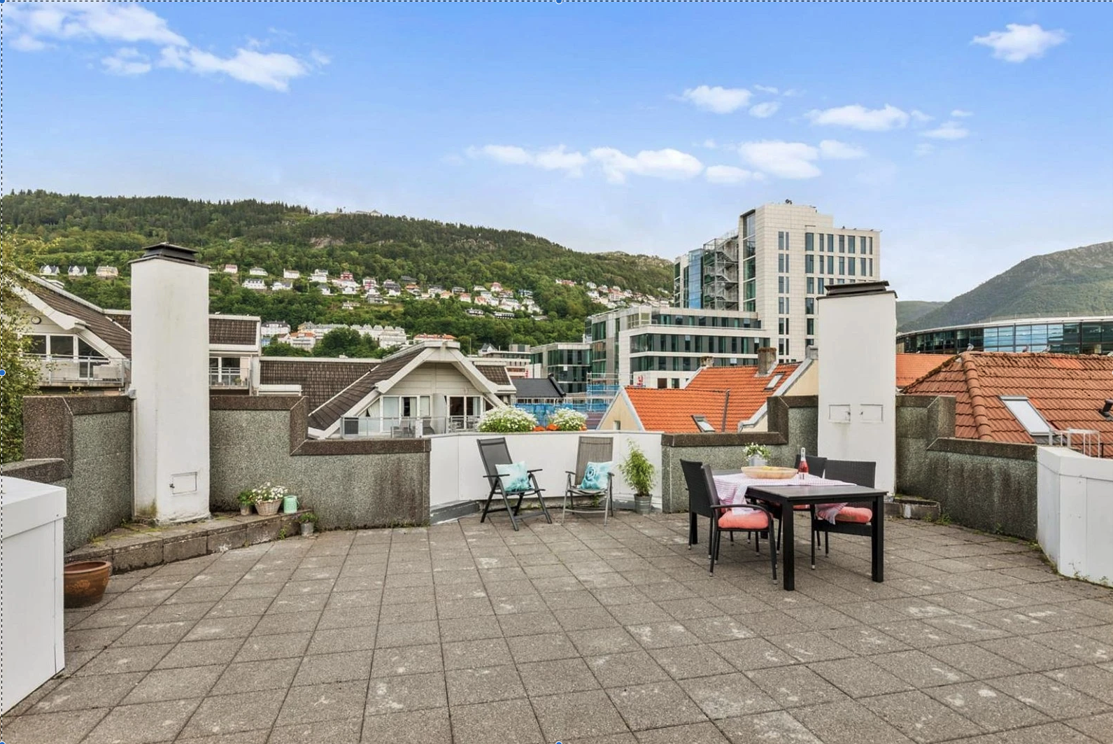 Sameiet har også en felles takterrasse. Her er det gode solforhold og fin utsikt mot bl.a. Fløyen. Galleribilde