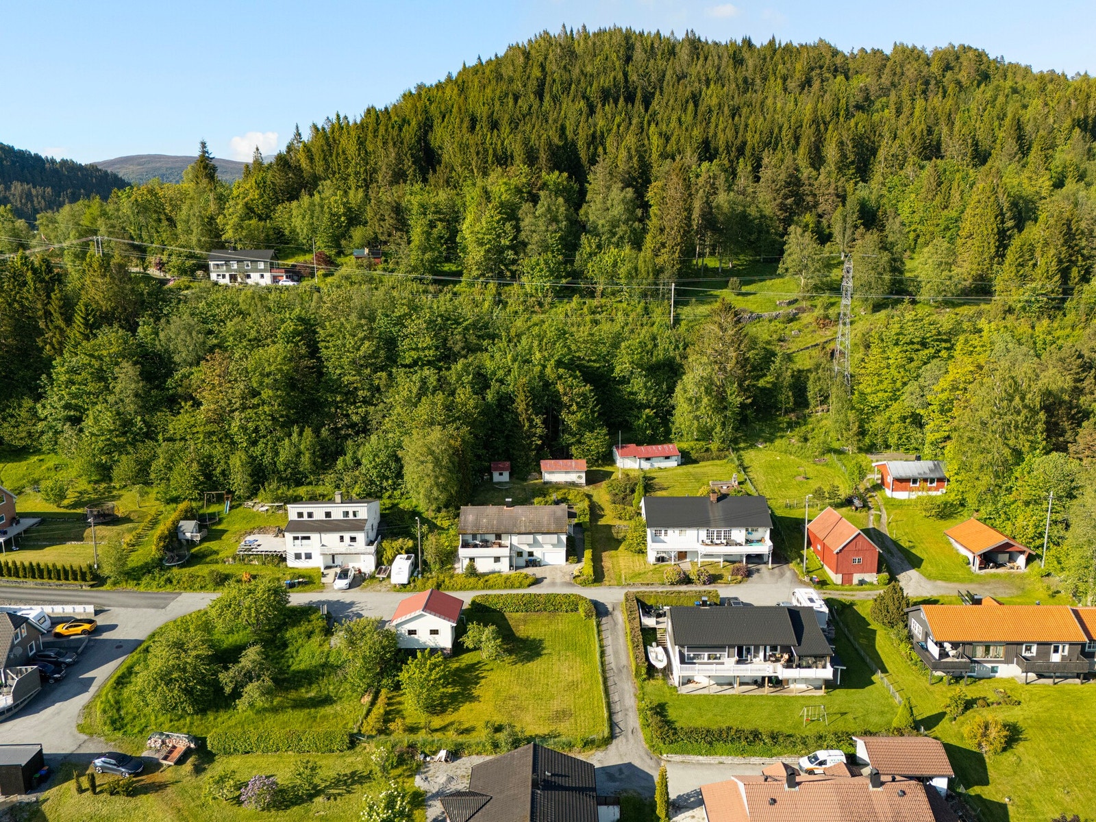 Tomten har en sydvendt orientering som sørger for gode lys- og solforhold. Galleribilde