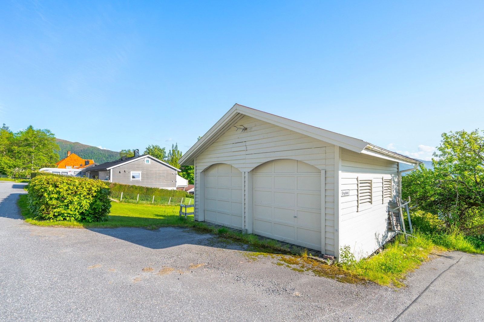 Det er oppført en dobbel garasje på eiendommen. Galleribilde