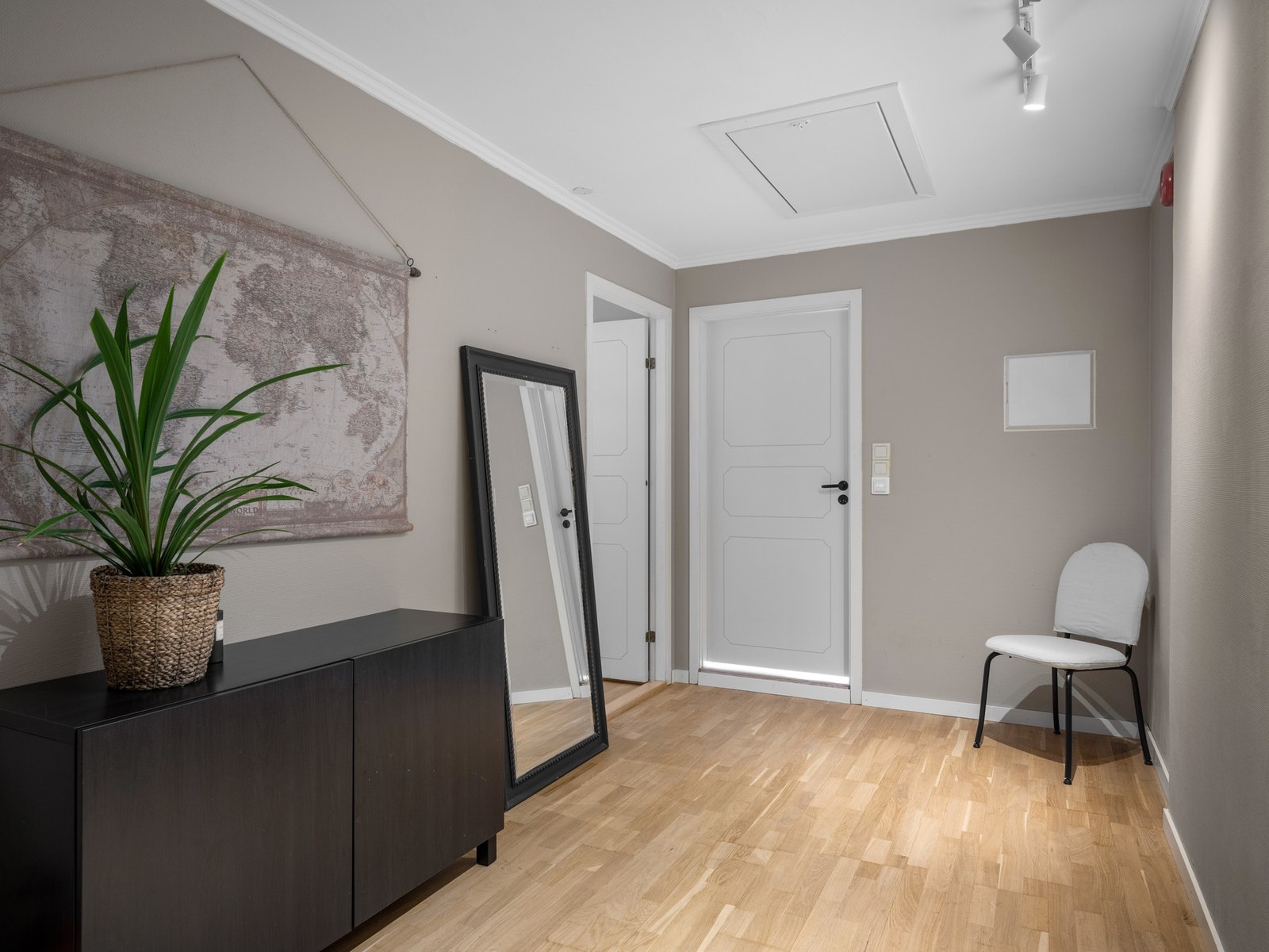 Innbydende entré/gang med nedfellbar trapp til loft Galleribilde