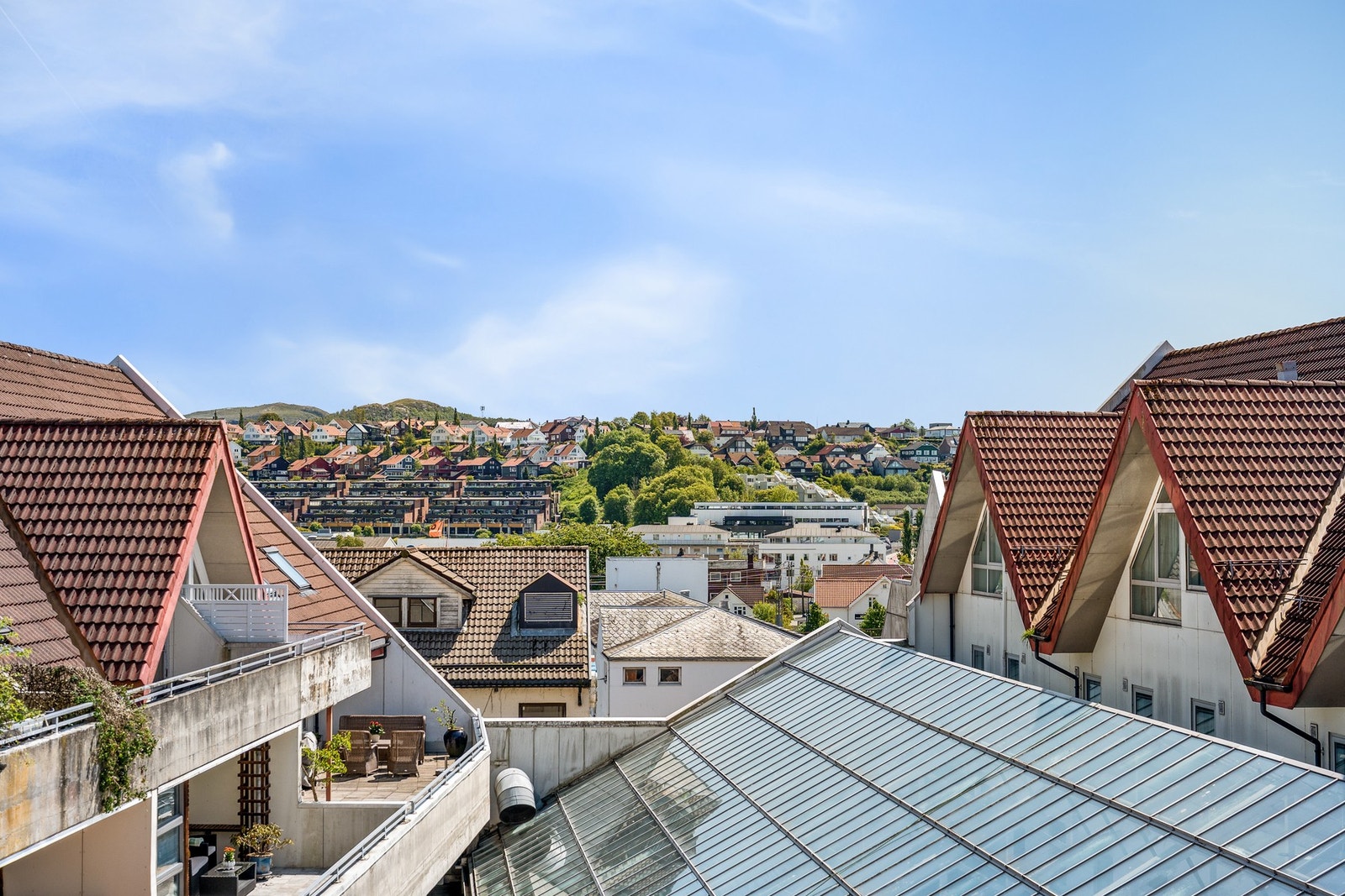 Fra spisestuen har du utgang til en flott og romslig balkong på rundt 9 kvm Galleribilde