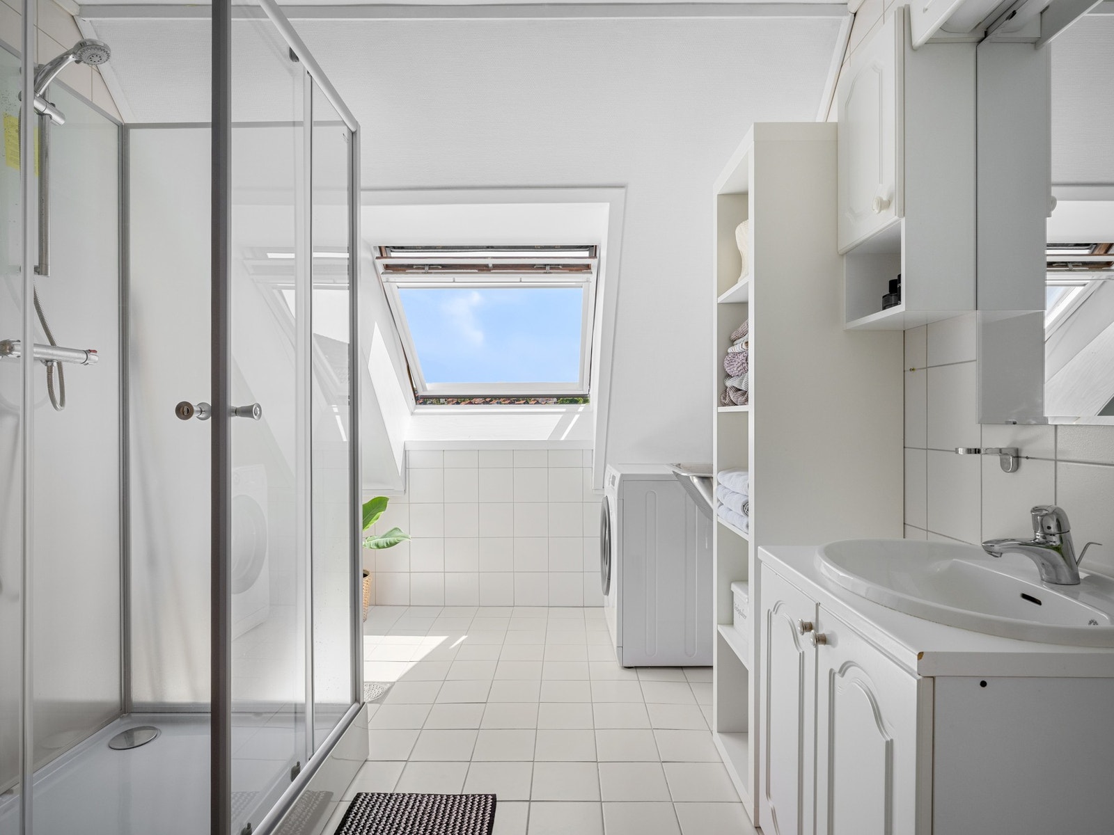 Badet er blant annet innredet med nytt dusjkabinett, opplegg for vaskemaskin og utslagsvask Galleribilde