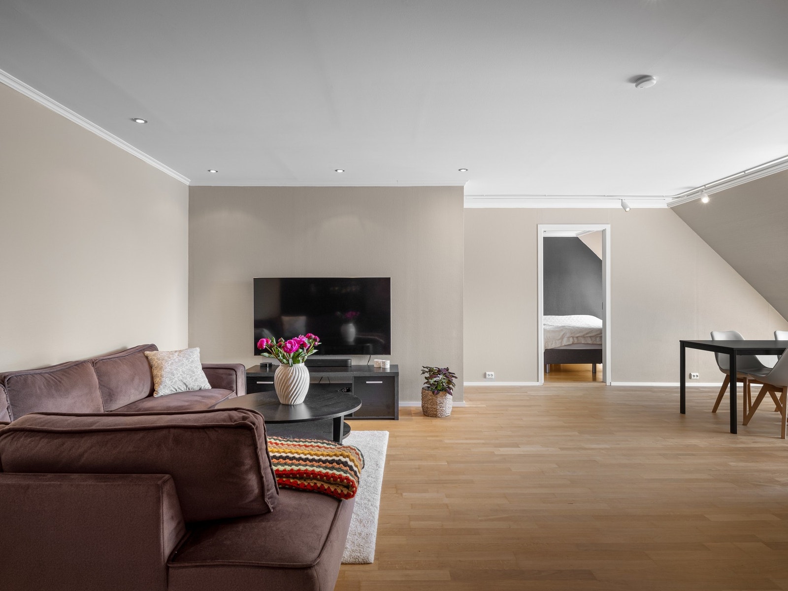 Størrelsen på stuen gjør den enkel å innrede, med mange møbleringsmuligheter Galleribilde