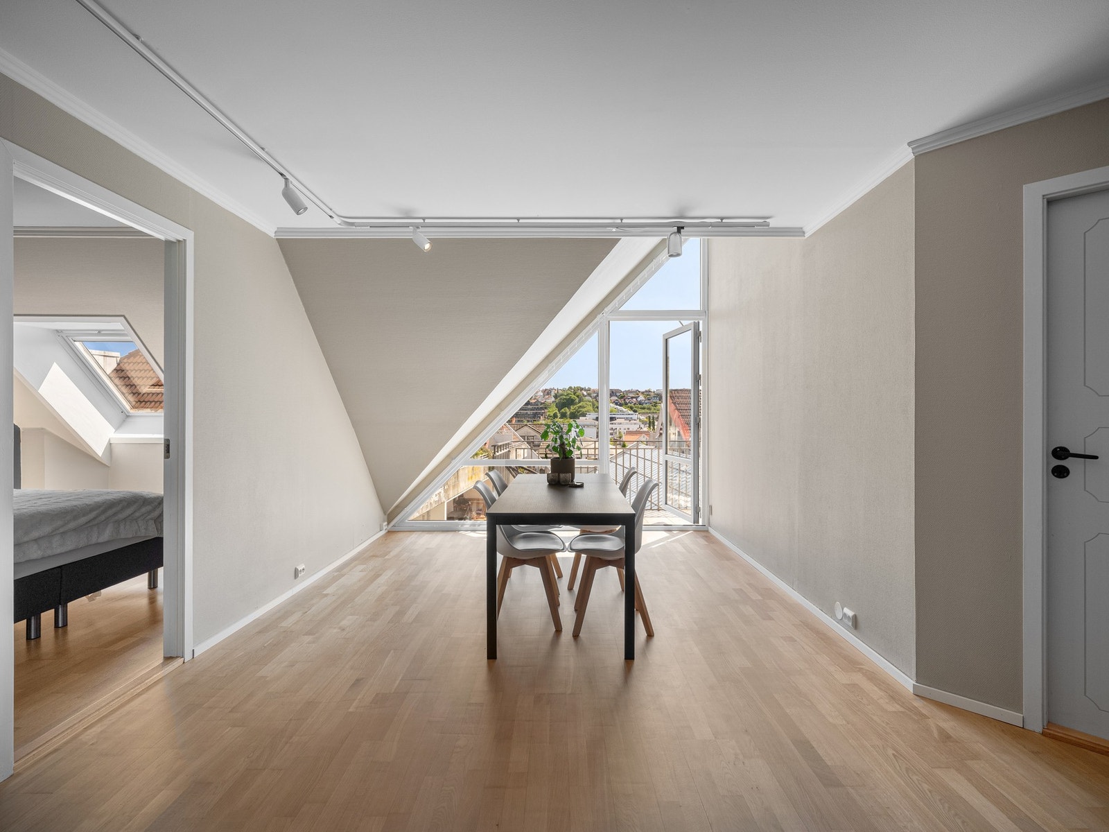 I spisestuen får du enkelt plass til et stort spisebord, perfekt for sosiale sammenkomster Galleribilde