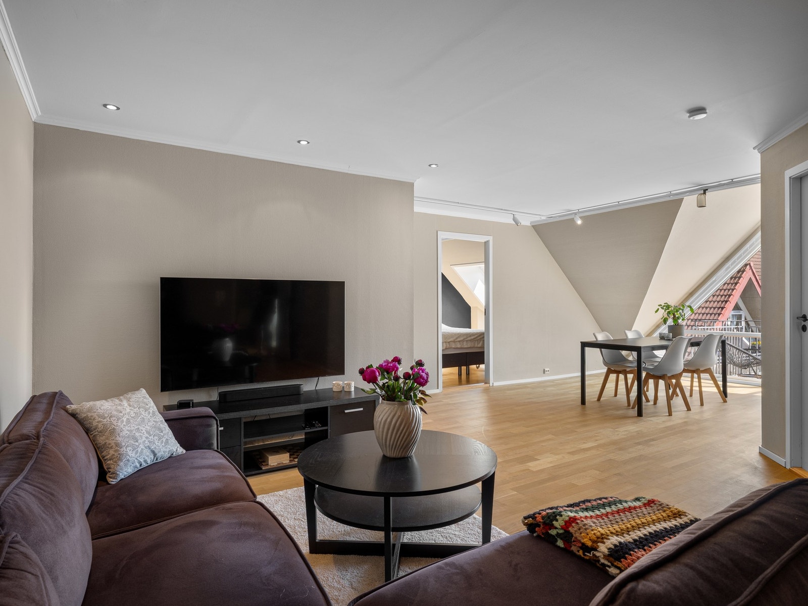 Romslig og god stue med gode møbleringsmuligheter Galleribilde