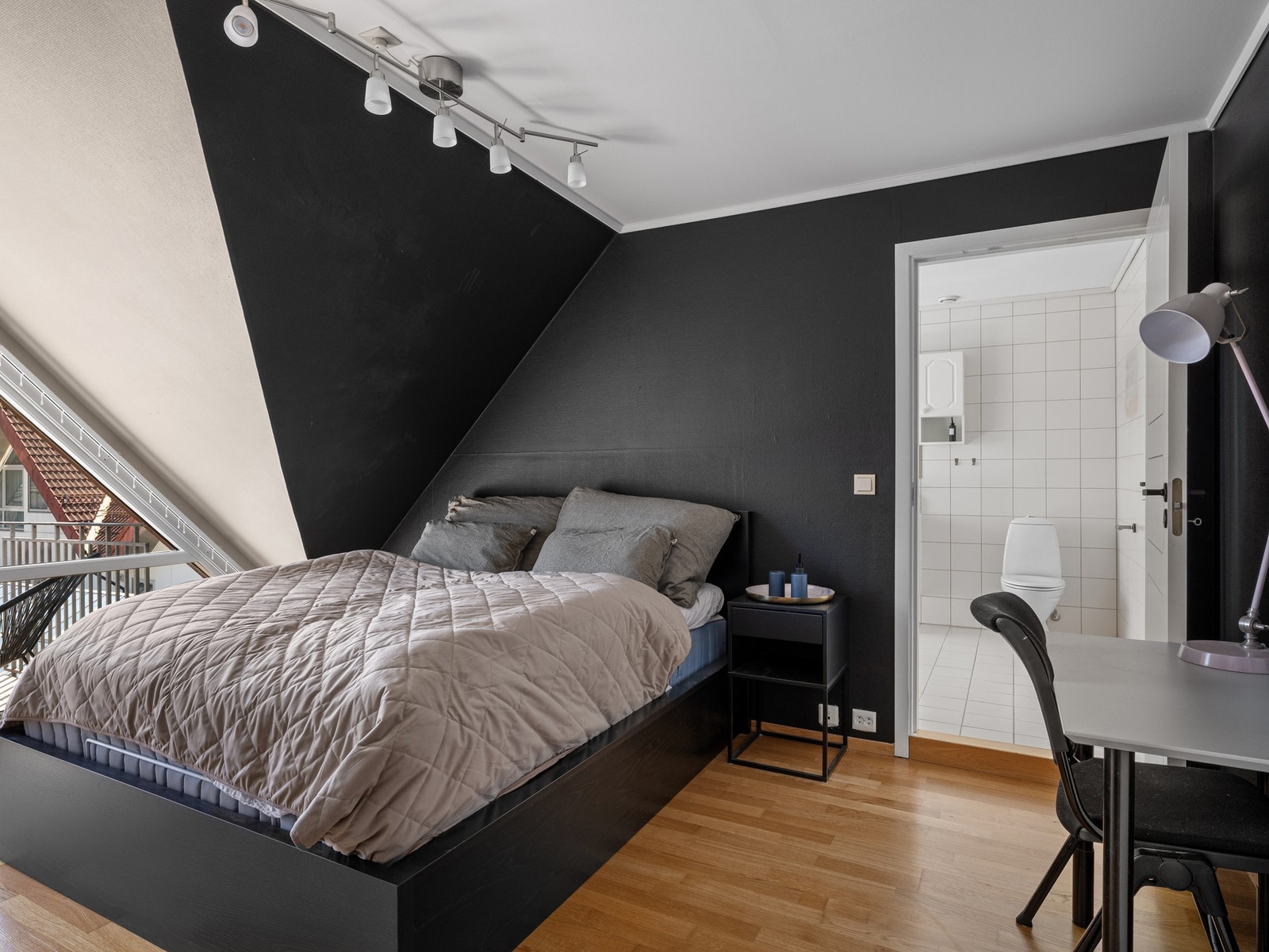 Romslig hovedsoverom med direkte adkomst til badet Galleribilde