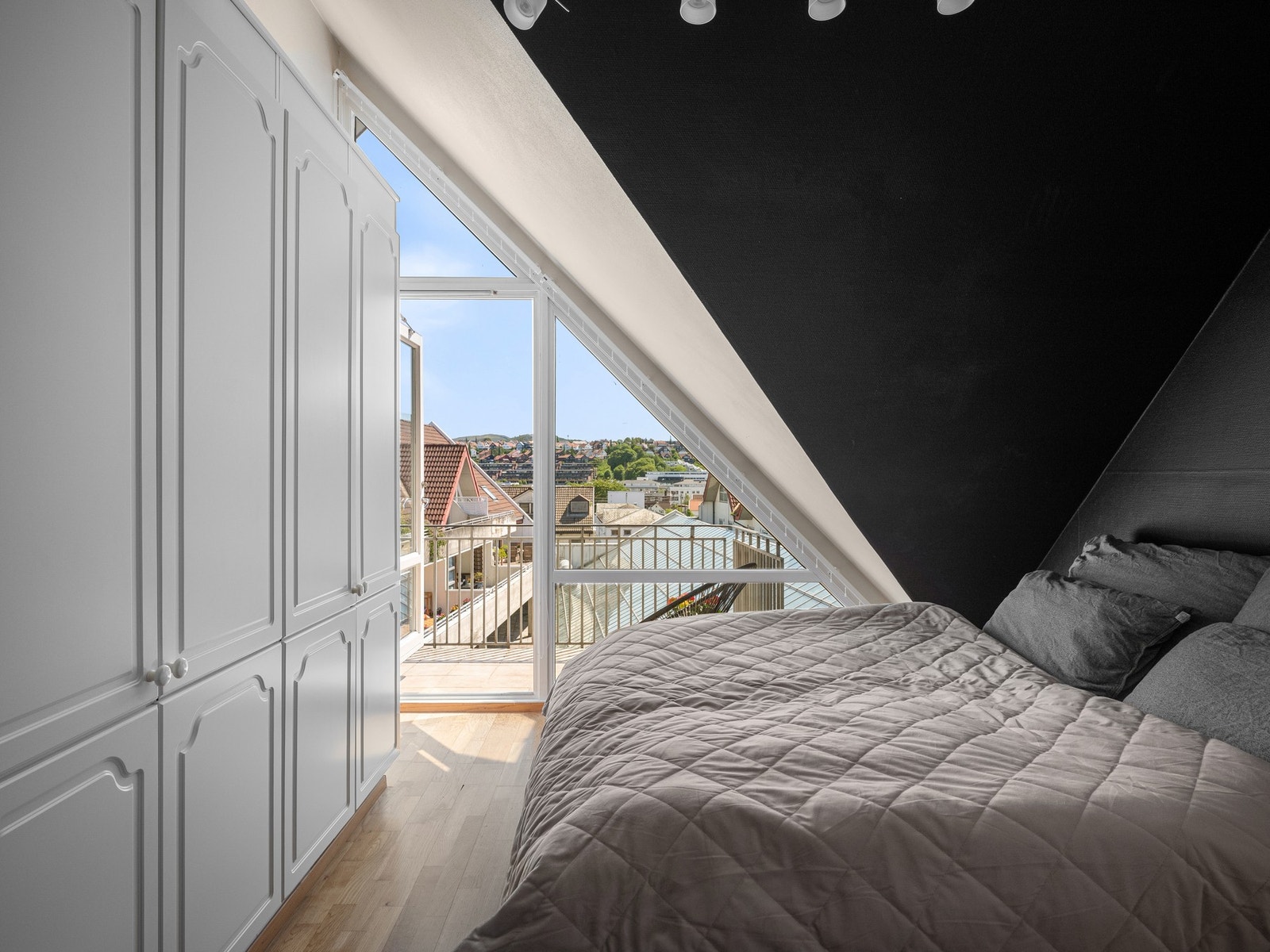 Soverommet har i tillegg stor garderobeløsning og utgang til balkongen Galleribilde