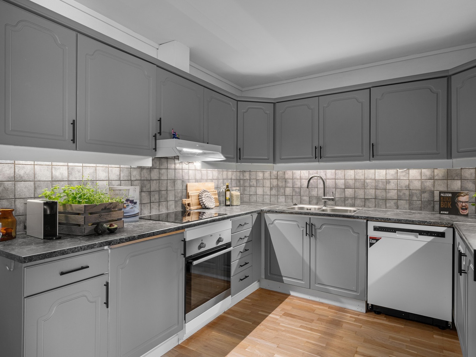 Adskilt fra stuen finner du et fint kjøkken med rikelig skap- og benkeplass Galleribilde