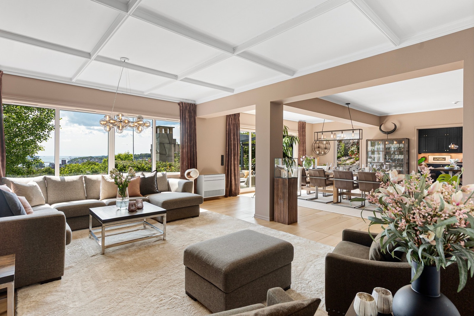 Stor åpning mellom rommene gir naturlig inndeling av sonene - med en åpen og luftig romfølelse bevart Galleribilde