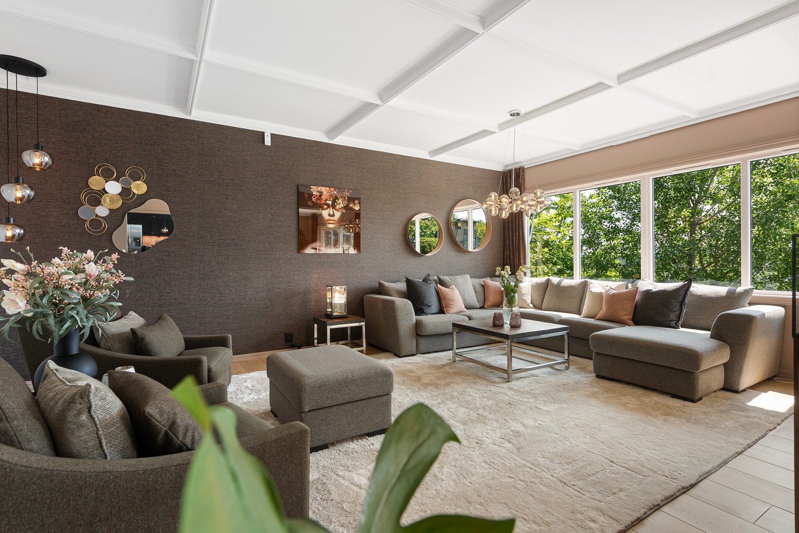 Stor, luftig og elegant stue med heltre europeisk eik parkettgulv fra Slottsgulv Galleribilde