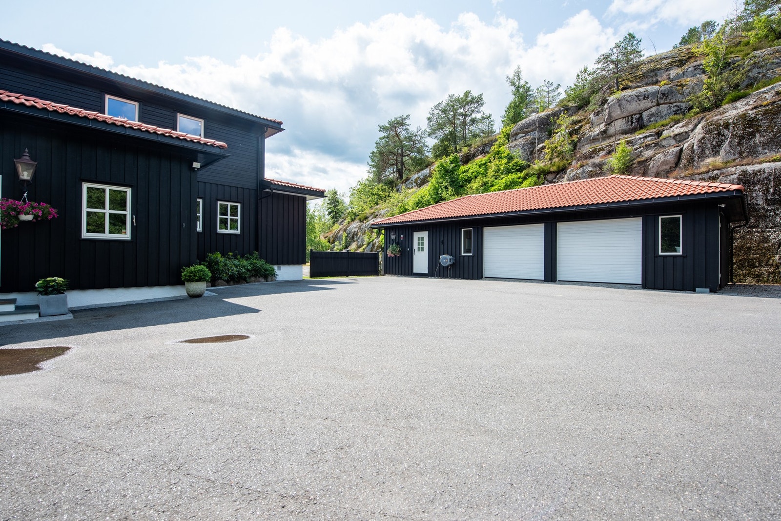 Her har du god plass til parkering i dobbel garasje med sommerstue ved siden av Galleribilde