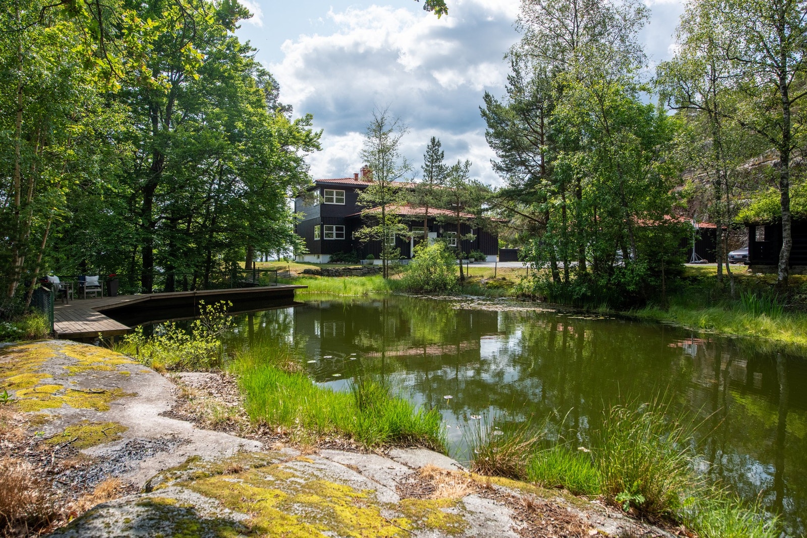 Stor dam med ved innkjøringen til eiendommen forsterker det eksklusive preget Galleribilde