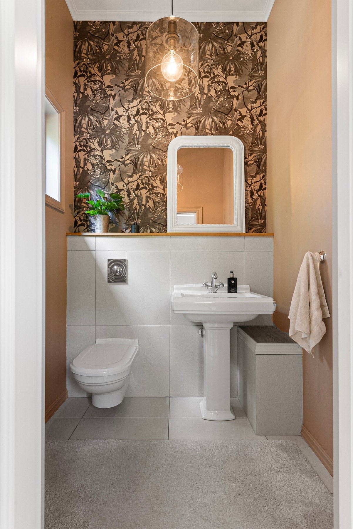 Fra entreen er det adkomst til gjestetoalett med samme lekre detaljer som resten av etasjen. Ekstra god takhøyde Galleribilde