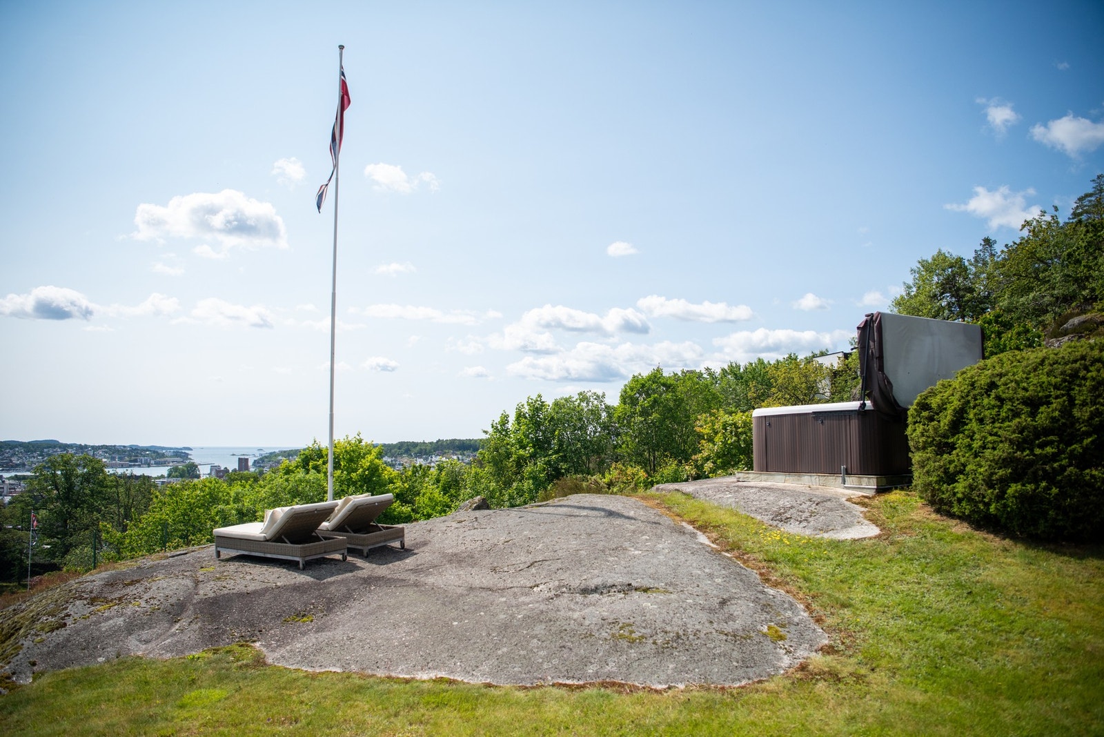 Med bergunderlag har du gode steder for solsenger og jacuzzi Galleribilde