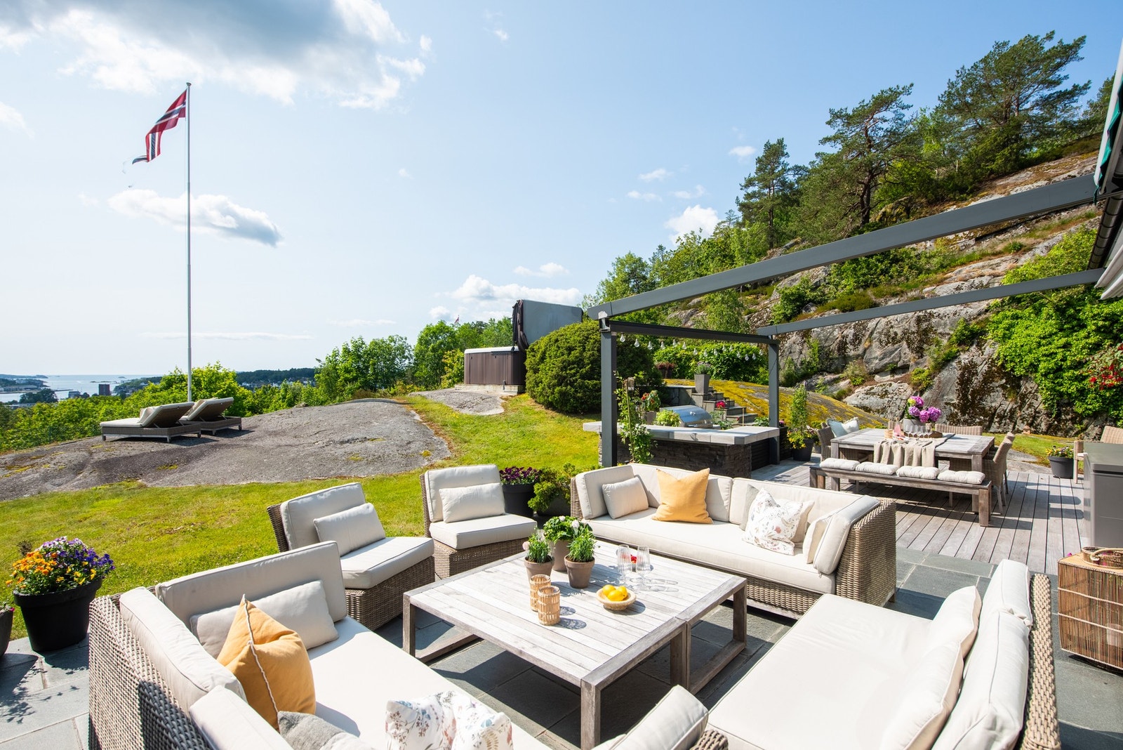 Her er det kort vei fra et hyggelig måltid til en solrik ettermiddag i loungemøbler Galleribilde