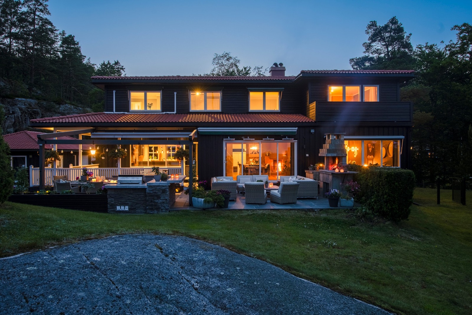 Her kan du invitere til hyggelige lag og nyte sommeren til langt på kveld Galleribilde