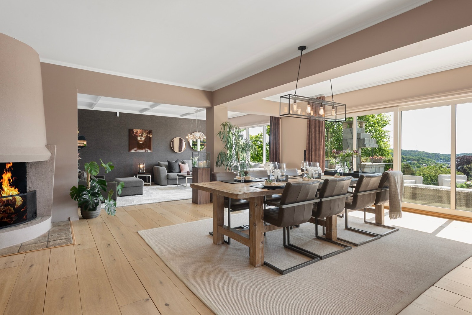 De lyse flatene og de store vinduene skaper et åpent og innbydende oppholdsrom Galleribilde