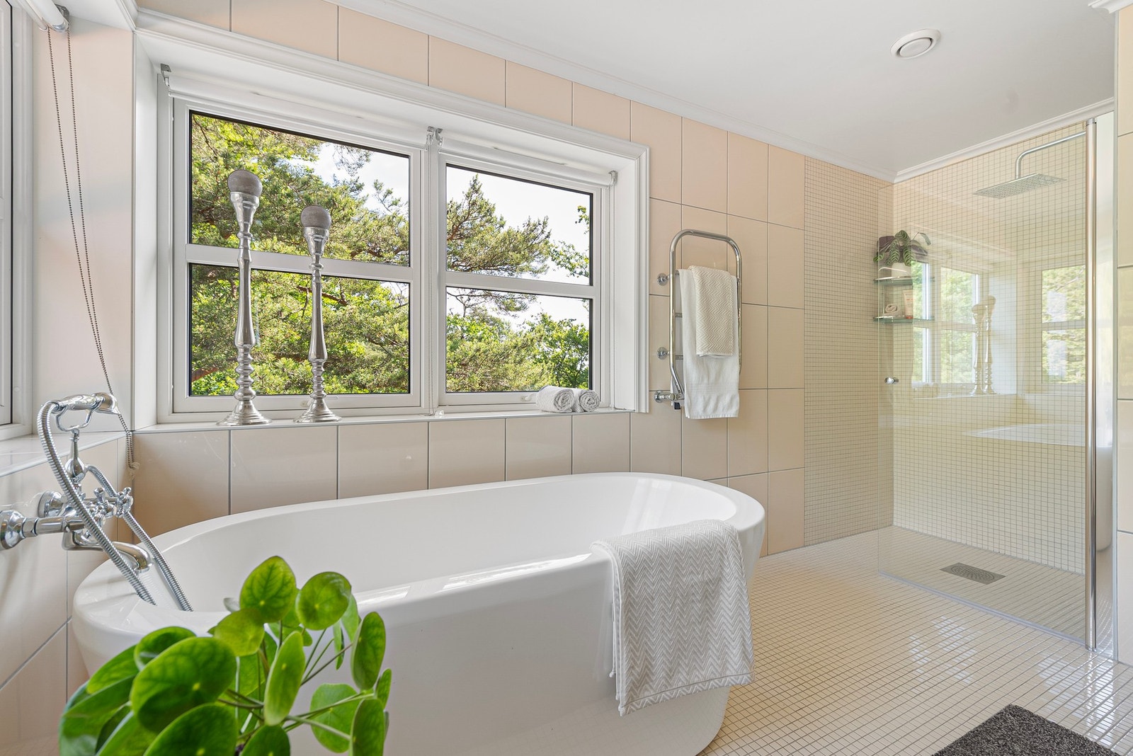 Her kan du koble av i badekaret, eller ta en rask dusj i dusjnisjen Galleribilde