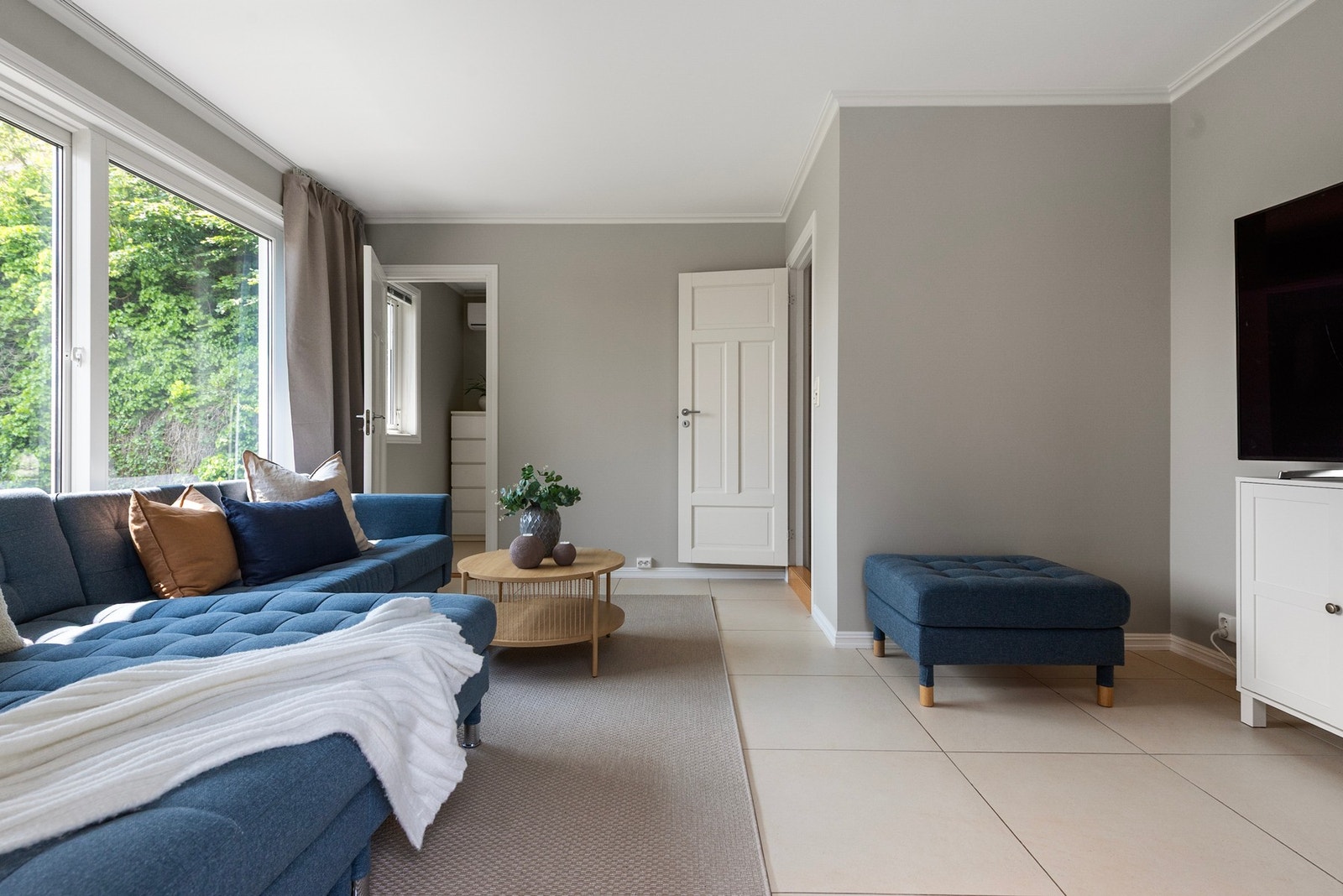 I garasjen er det sommerstue med innredet rom og bad. Det var tidligere kjøkken der TV står Galleribilde