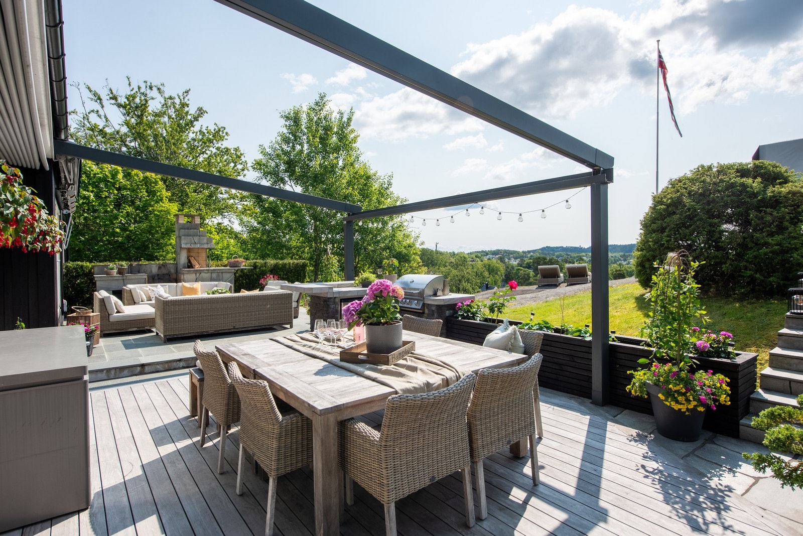 Et allsidig uteområde med pergola over terrasse Galleribilde