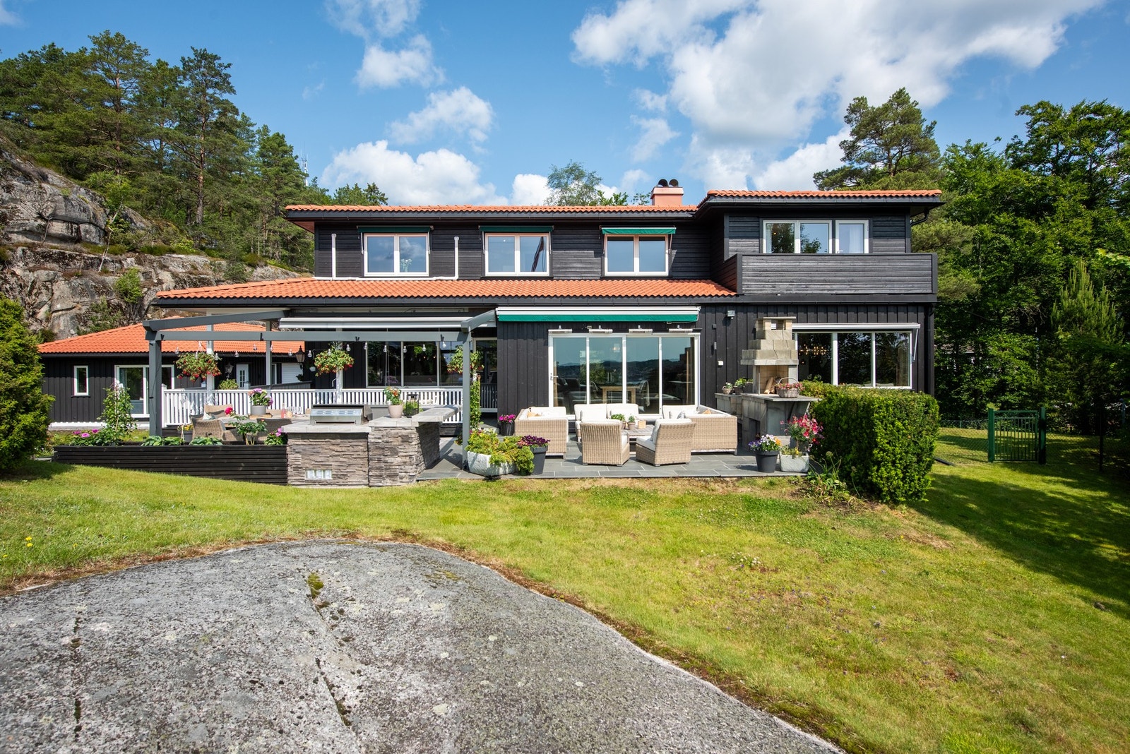 Med utgang fra stue har du uteplass på 29 m2 med skiferheller som fører deg videre til hagen Galleribilde