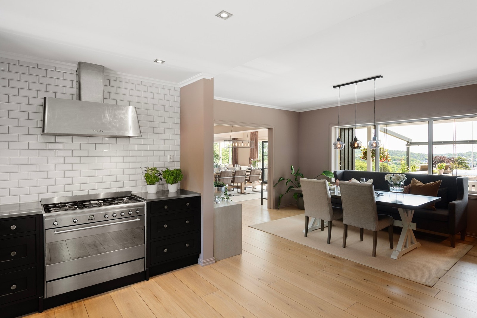 Downlights i taket, lyse fliser bak kokesonen og en romslig gasskomfyr med 5 bluss og elektrisk stekeovn gir kjøkkenet både funksjonalitet og stil Galleribilde