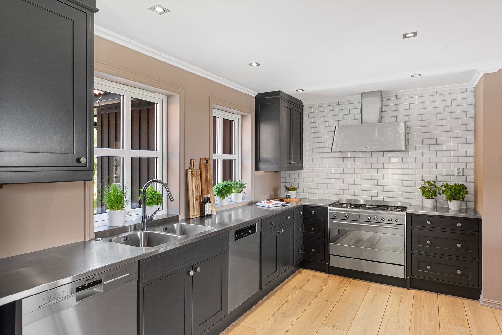 Fra kjøkkenvinduene har du god oversikt mot innkjørselen - perfekt for å se når gjestene ankommer Galleribilde