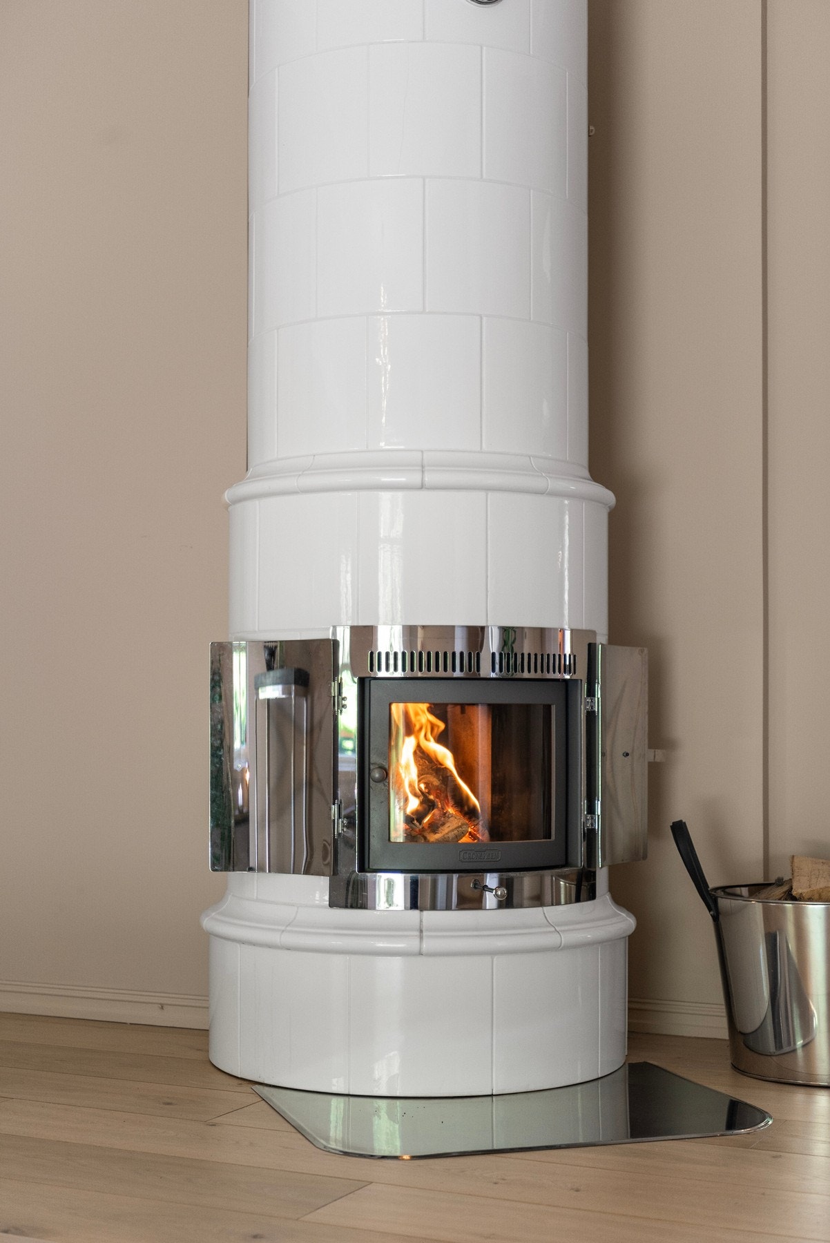 På toppen av trappen har du en lekker kakkelovn - til både glede og nytte Galleribilde