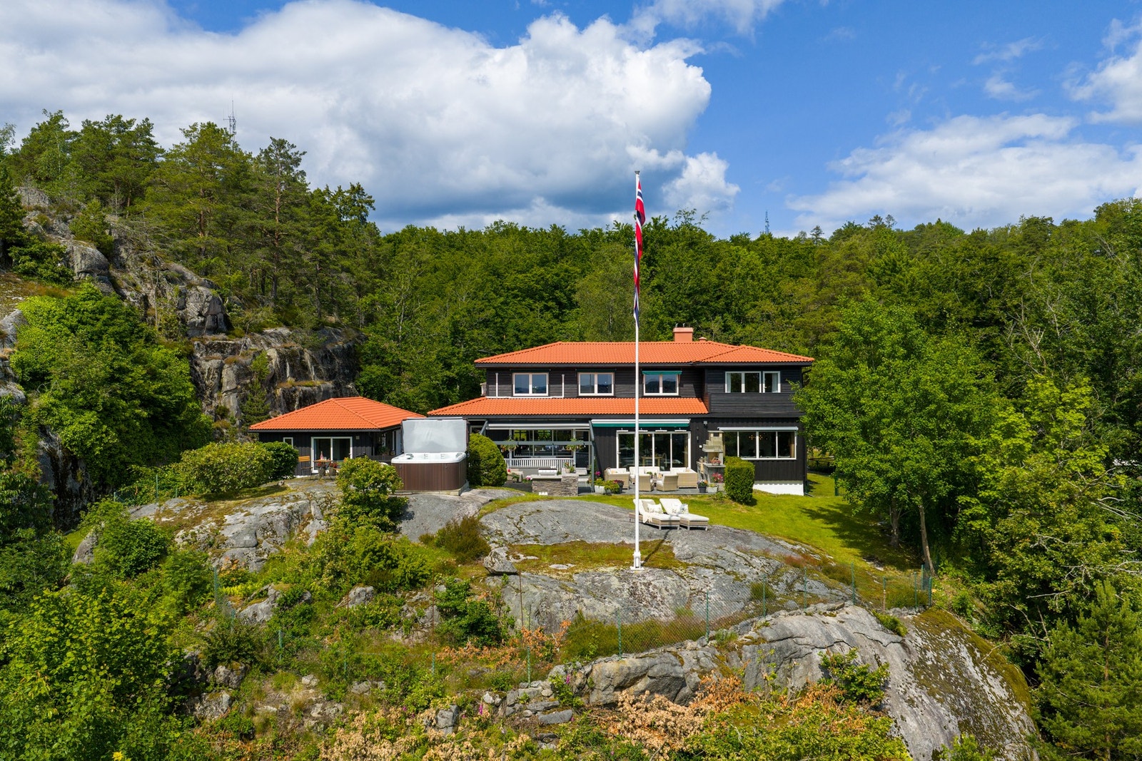 EIE eiendomsmegling ønsker velkommen til en unik eiendom rett nord for byen Galleribilde