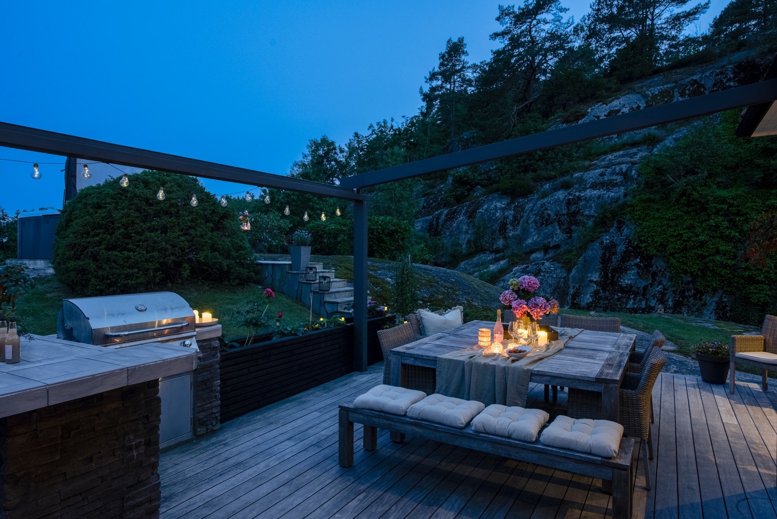 Det er etablert trapp med skiferstein opp til jaccuzi Galleribilde