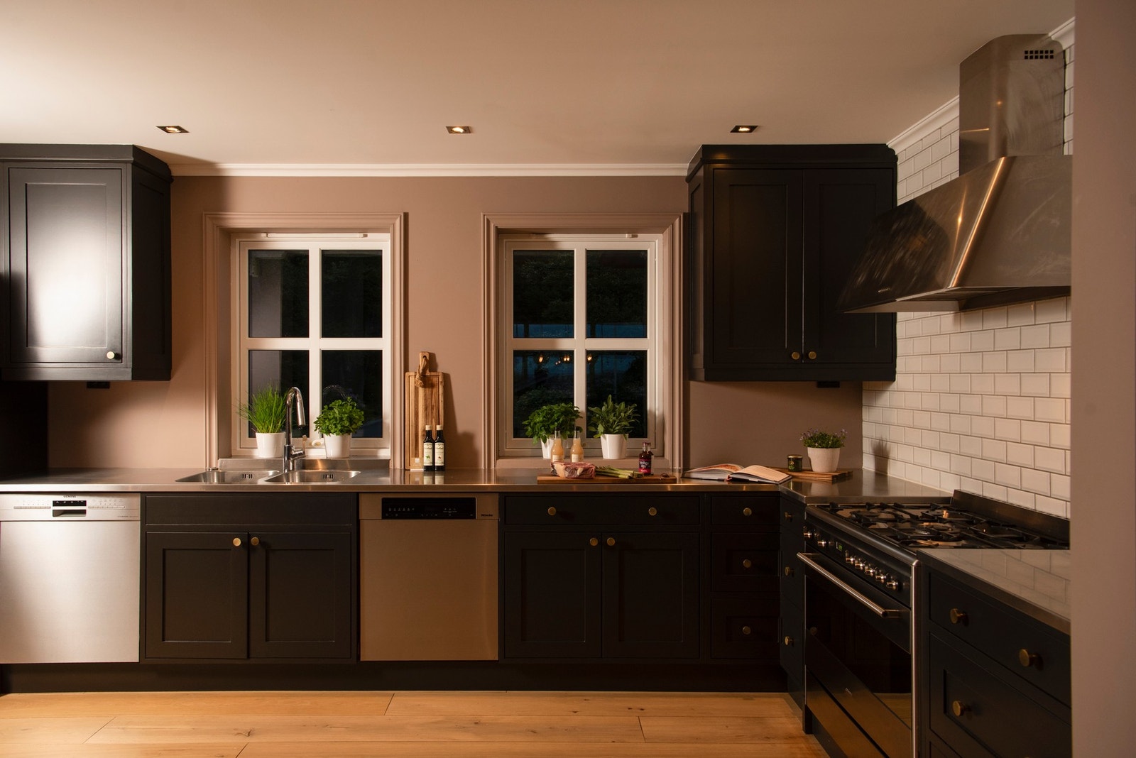 Lekkert kjøkken i klassisk stil Galleribilde